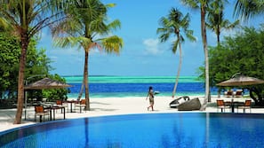 2 outdoor pools