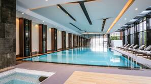 Una piscina cubierta