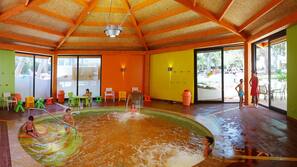 2 piscinas cubiertas, una piscina al aire libre