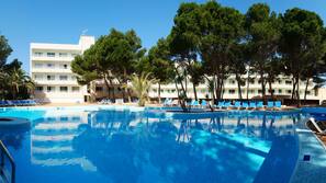 2 piscinas cubiertas, una piscina al aire libre