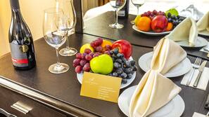 Minibar, coffre-forts dans les chambres, bureau, rideaux occultants