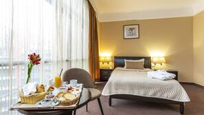 Minibar, coffre-forts dans les chambres, bureau, rideaux occultants