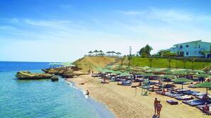 Privatstrand, Cabañas (gegen Gebühr), Strandtücher, Massagen am Strand