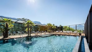 2 piscine coperte, 2 piscine all'aperto, lettini