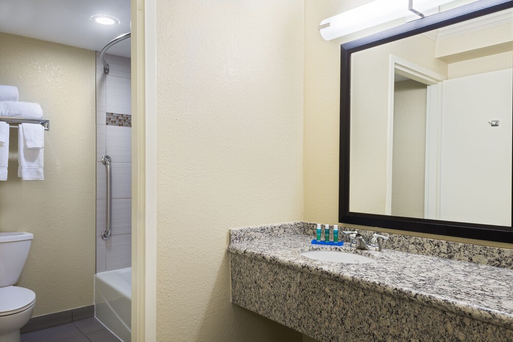 Holiday Inn Express Hotel & Suites Ft. Lauderdale-Plantation, an IHG Hotel