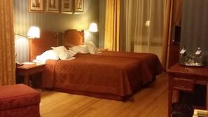 Minibar, in-room safe, desk, iron/ironing board