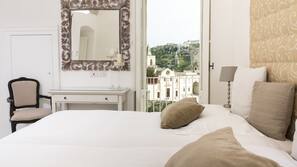 Minibar, una cassaforte in camera, una scrivania, ferro/asse da stiro