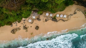 Privatstrand, Liegestühle, Sonnenschirme, Strandtücher