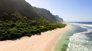 Privatstrand, Liegestühle, Sonnenschirme, Strandtücher