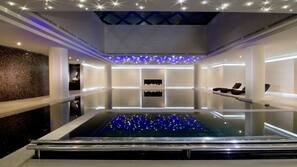 Piscina coperta, con ingresso dalle 10:00 alle 22:00, lettini