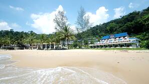 Plage privée, sable blanc, chaises longues, parasols