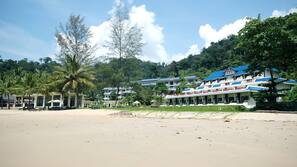 Plage privée, sable blanc, chaises longues, parasols