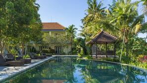 2 outdoor pools, open 7:00 AM to 9:00 PM, free pool cabanas