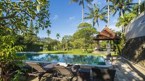2 outdoor pools, open 7:00 AM to 9:00 PM, free pool cabanas