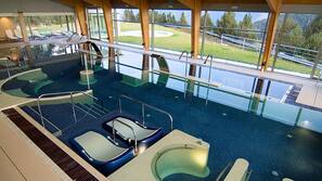 Una piscina cubierta, una piscina al aire libre