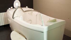 Bañera de hidromasaje en el interior