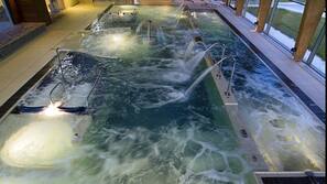 Una piscina cubierta, una piscina al aire libre