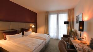 Allergikerbettwaren, Minibar, Zimmersafe, Schreibtisch