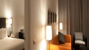 Ropa de cama hipoalergénica, minibar, escritorio y cortinas opacas