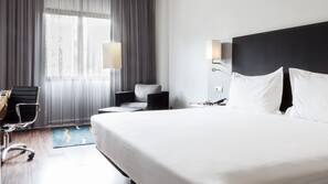 Ropa de cama hipoalergénica, minibar, escritorio y cortinas opacas