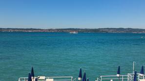 Sulla spiaggia, lettini da mare, ombrelloni, sci nautico