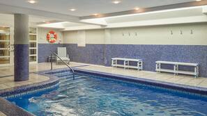 Inomhuspool, utomhuspool, parasoller och solstolar