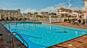 Inomhuspool, utomhuspool, parasoller och solstolar