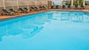 Inomhuspool, utomhuspool, parasoller och solstolar