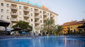 Una piscina cubierta, 2 piscinas al aire libre, sombrillas, tumbonas