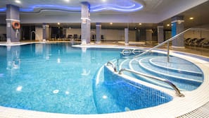 Una piscina cubierta, 2 piscinas al aire libre, sombrillas, tumbonas
