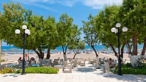 Sulla spiaggia, cabine (a pagamento), lettini da mare, ombrelloni