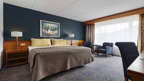 Luxe beddengoed, een minibar, een kluis op de kamer, een bureau