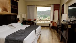 Premium bedding, Tempur-Pedic beds, minibar, in-room safe