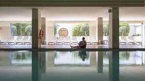 Una piscina cubierta, una piscina al aire libre de temporada, sombrillas