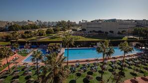 Una piscina cubierta, una piscina al aire libre de temporada, sombrillas