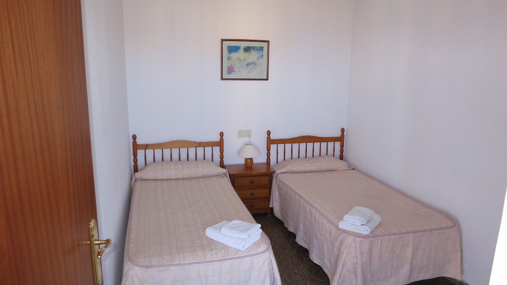 Apartamentos Acuarium Ii Benidorm 2019 Hotel Prices Expedia Co Uk Outdoor Pool Featured Image Guestroom