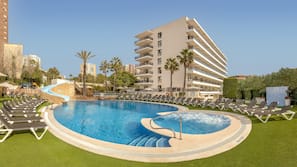 Una piscina cubierta, una piscina al aire libre, sombrillas, tumbonas