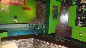 Una piscina cubierta