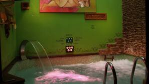 Una piscina cubierta