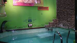 Una piscina cubierta