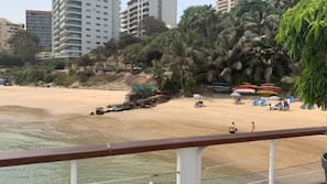 Playa privada, tumbonas, sombrillas y pesca