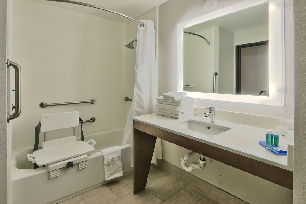 Bathroom, Holiday Express & Suites Portales, an IHG Hotel