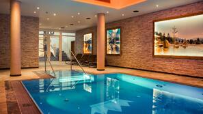 2 Innenpools, 2 Außenpools, Sonnenschirme, Liegestühle