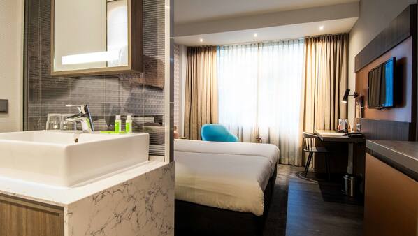 Minibar, in-room safe, desk, iron/ironing board