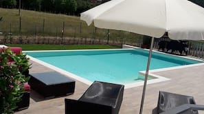 Piscina all'aperto, ombrelloni da piscina, lettini