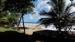 Aan het strand, parasols, strandlakens, massages op het strand