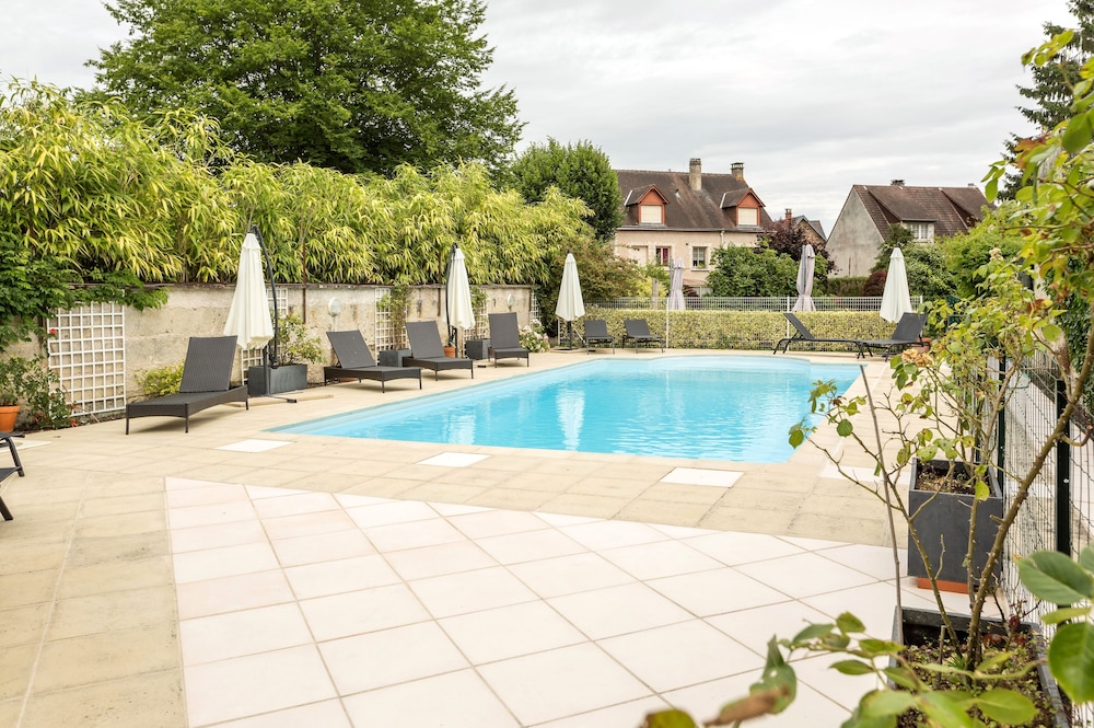 Hotel De France - LOGIS DE FRANCE in La Chartre sur le Loir, France