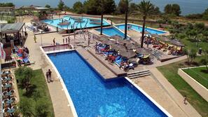 2 piscinas cubiertas, 2 piscinas al aire libre