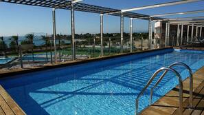 2 piscinas cubiertas, 2 piscinas al aire libre