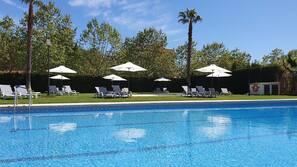Piscine extérieure (ouverte en saison), parasols de plage